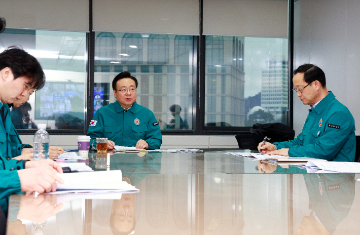 '의사 집단행동 중앙사고수습본부'의 본부장을 맡고 있는 조규홍 복지장관이 21일 오전 전국 공공의료기관장과 비상진료체계 점검을 위한 간담회를 진행하고 있다. 복지부 제공