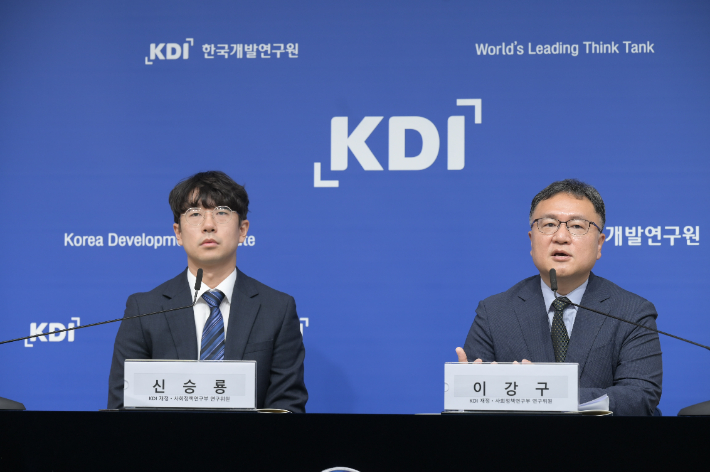 KDI 신승룡(왼쪽)·이강구 연구위원이 21일 정부세종청사에서 연구보고서 '국민연금 구조개혁 방안' 내용을 설명하고 있다. KDI 제공