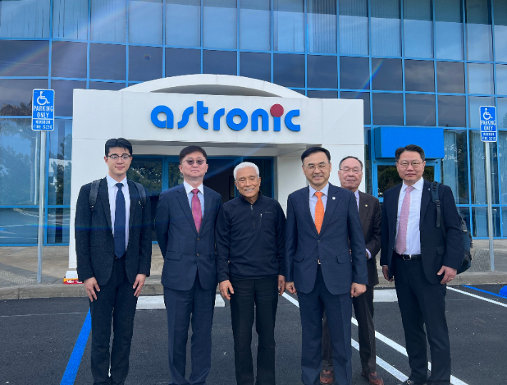 최상훈 회장과 차정인 부산대총장(좌에서 3,4번째)/부산대 제공