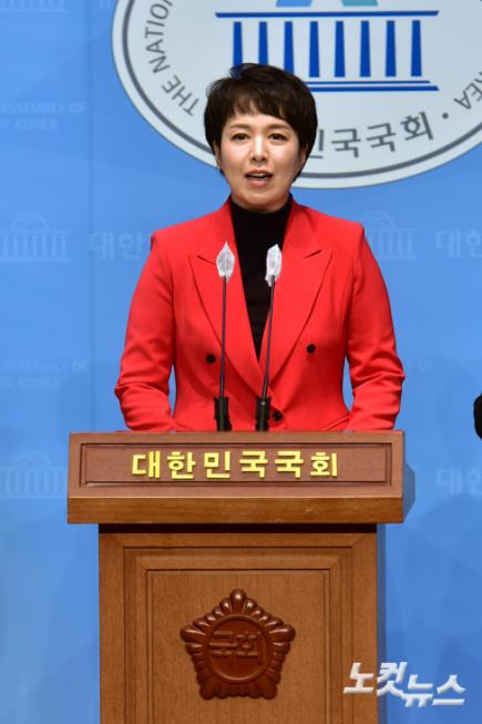 김은혜 전 대통령실 홍보수석이 21일 서울 여의도 국회 소통관에서 기자회견을 열고 제22대 총선 분당을 출마를 선언하고 있다.