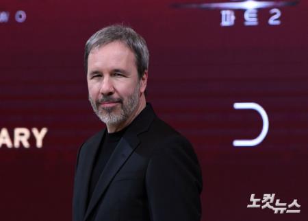 포즈 취하는 드뇌 빌뇌브 감독