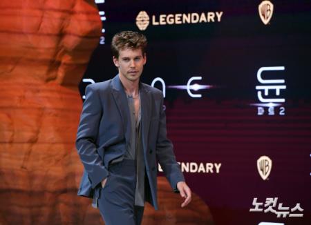 무대 오른 오스틴 버틀러