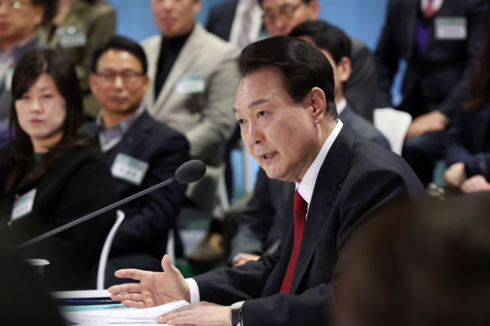 윤석열 대통령이 21일 울산시 울주군 울산전시컨벤션센터에서 열린 '국민과 함께하는 민생토론회-열세 번째, 다시 대한민국! 울산과 대한민국의 새로운 도약'에서 발언하고 있다. 이날 민생토론에는 토지 규제 개선과 관련한 정부 부처의 합동 보고와 참여자들의 토론이 있었다. 연합뉴스