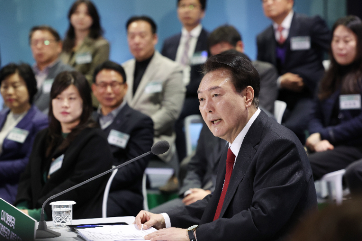 윤석열 대통령이 21일 울산시 울주군 울산전시컨벤션센터에서 열린 '국민과 함께하는 민생토론회-열세 번째, 다시 대한민국! 울산과 대한민국의 새로운 도약'에서 발언하고 있다. 이날 민생토론에는 토지 규제 개선과 관련한 정부 부처의 합동 보고와 참여자들의 토론이 있었다. 연합뉴스
