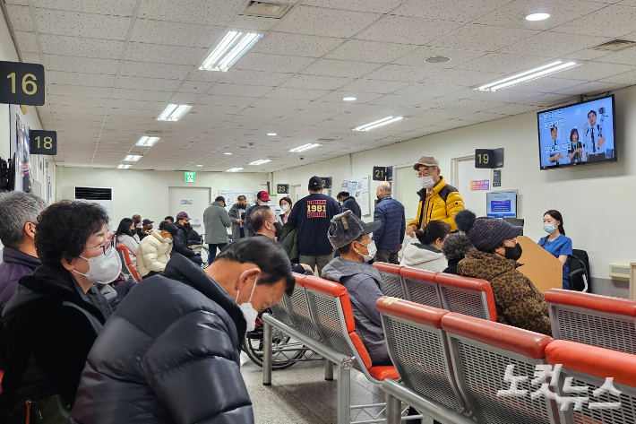21일 오전 강원도내 유일 국립대병원인 강원대병원에서 환자들이 진료를 기다리고 있다. 구본호 기자