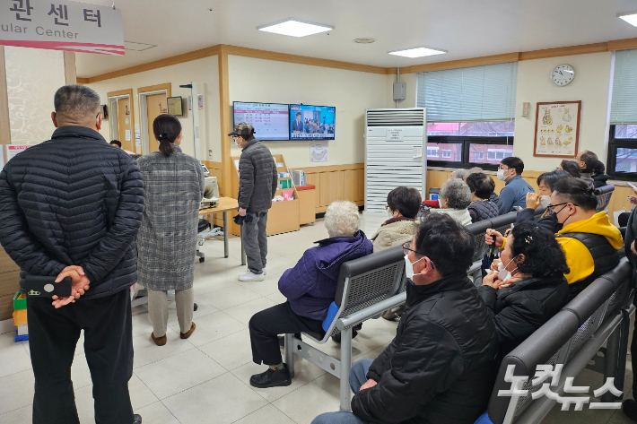 21일 오전 강원 춘천에 위치한 한림대춘천성심병원의 한 진료실 앞으로 환자들이 진료 순서를 기다리고 있다. 구본호 기자
