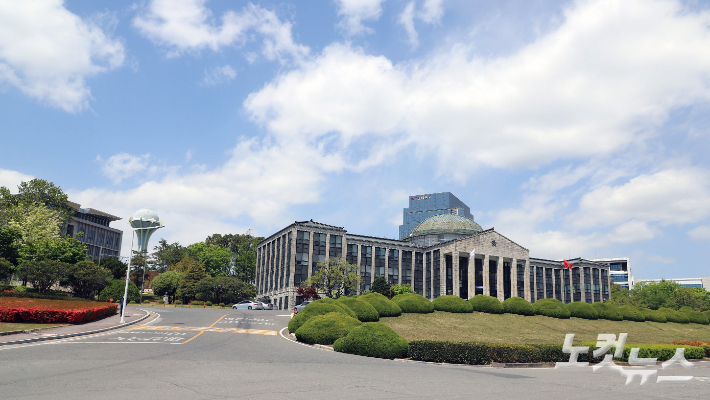 대학교 본관 뒤로 글로벌프라자 건물이 보인다. 이재기 기자 