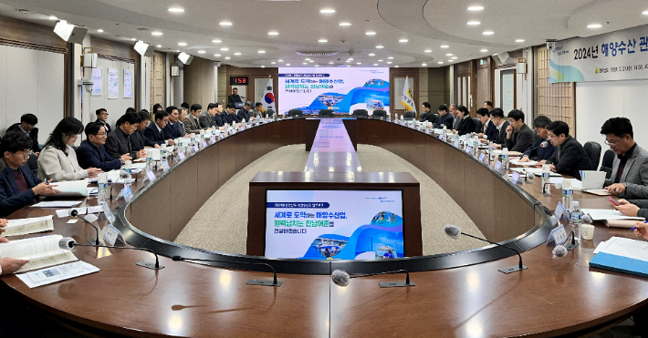 전라남도는 21일 도청서 해양수산관계관 토론회를 열어 현장 애로와 건의 사항을 듣고 어업인 등과 소통을 강화해 수산업 환경 변화에 공동 대응하기로 했다. 전라남도 제공 