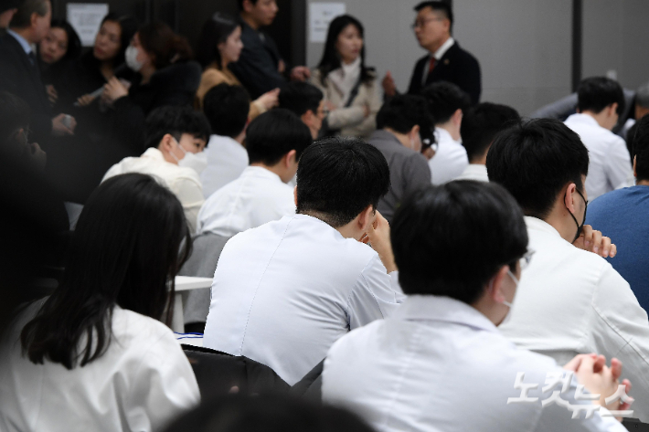 정부의 의대 증원 방침에 반발해 집단행동에 나선 전공의들이 20일 서울 용산구 대한의사협회 회관에서 열리는 대한전공의협의회 2024년 긴급 임시대의원총회 시작을 기다리고 있다. 박종민 기자