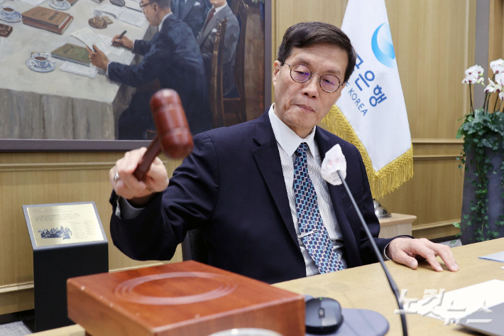 이창용 한국은행 총재가 의사봉을 두드리고 있다. 사진공동취재단