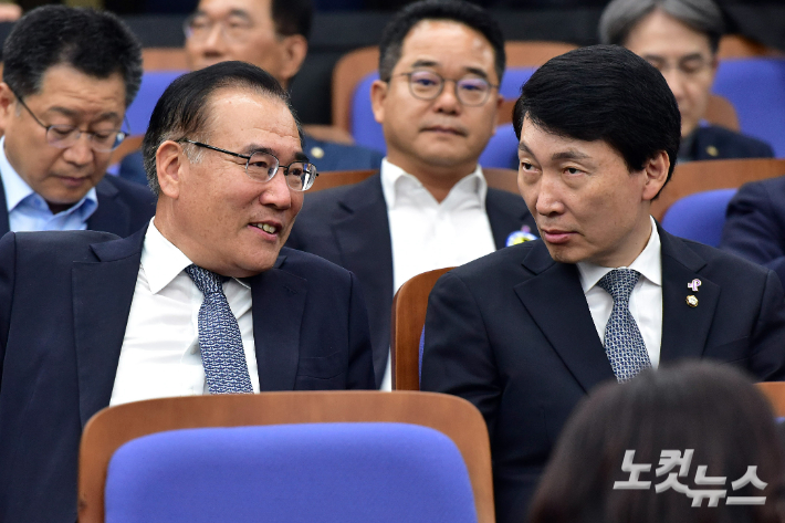 더불어민주당 이개호 정책위의장(왼쪽)과 김민철 의원. 윤창원 기자 