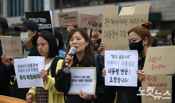 20일 서울 용산구 대통령실 앞에서 전세사기피해자전국대책위 주최로 열린 전세사기 대책 관련 윤석열 대통령 면담 요청 기자회견에서 안상미 미추홀구전세사기대책위원장이 발언하고 있다. 박종민 기자