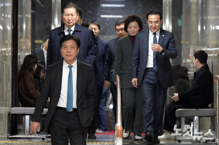 더불어민주당 의원들이 21일 서울 여의도 국회에서 열린 당 비공개 의원총회에 참석하고 있다. 윤창원 기자