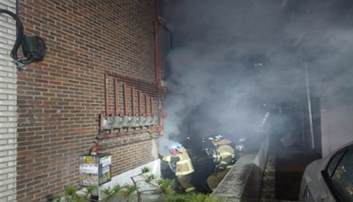 21일 오후 화재가 발생한 안산시 단원구 선부동 주택. 경기도소방재난본부 제공