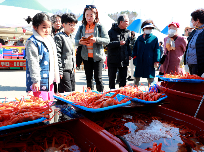 지난해 열린 울진대게와 붉은대게 축제 행사장 모습. 울진군 제공