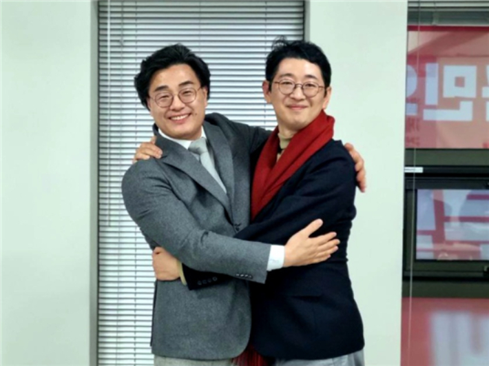 왼쪽부터 주진우·박원석 예비후보가 연대를 이뤄낸 뒤 포옹하고 있다. 주 후보 캠프 제공