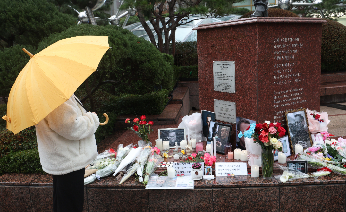 알렉세이 나발니 추모공간 지켜보는 시민들. 연합뉴스
