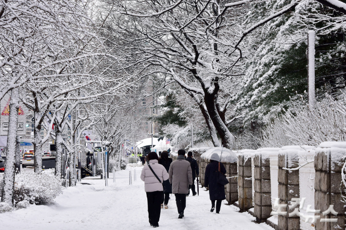 출근길 시민들이 눈 쌓인 길을 조심스레 걷고 있다. 윤창원 기자