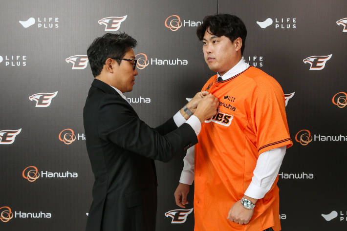 박찬혁 대표이사가 류현진에게 한화 유니폼을 입혀주고 있다. 한화 이글스 