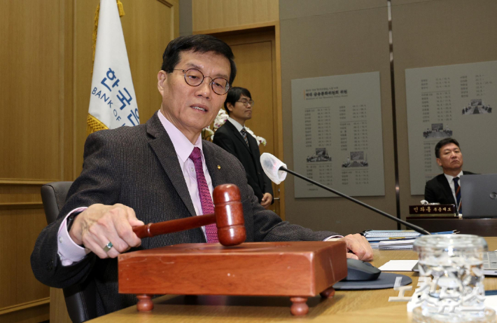 이창용 한국은행 총재가 22일 오전 서울 중구 한국은행에서 열린 금융통화위원회에서 의사봉을 두드리고 있다. 사진공동취재단