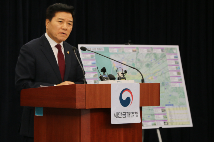 새만금개발청 김경안 청장이 22일 오후 전북도청에서 2024년 주요 정책을 브리핑하고 있다. 새만금개발청 제공