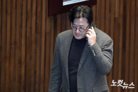 누군가와 통화하는 홍익표 원내대표