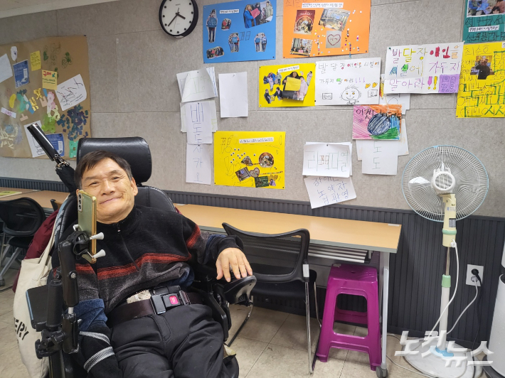 뇌병변 장애가 있는 김홍기(62)씨. 주보배 수습기자