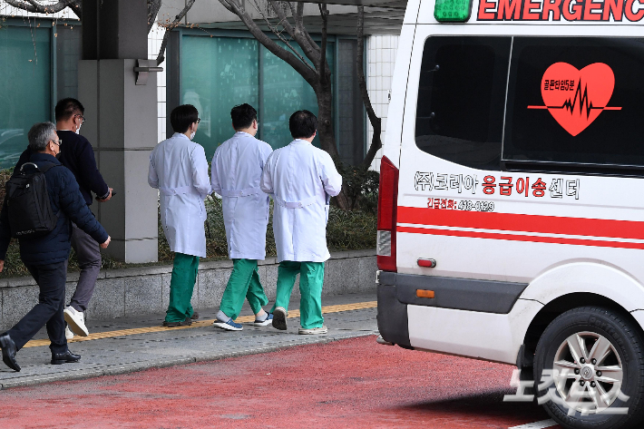 전공의들이 사직서를 제출하며 파업에 돌입한 첫날인 20일 오후 서울의 한 대형병원에서 의료진이 이동하고 있다. 박종민 기자
