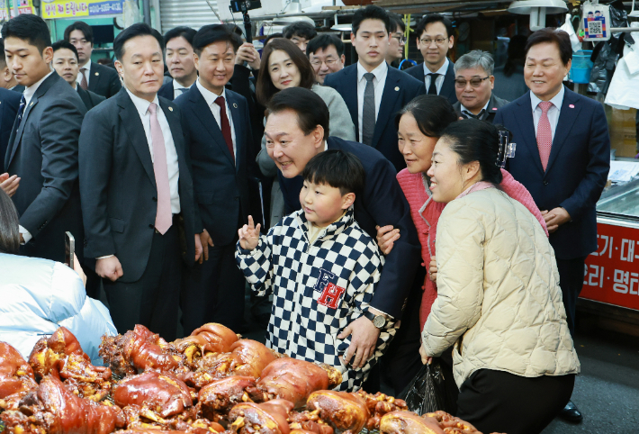 마산어시장 찾은 윤석열 대통령. 경남도청 제공 