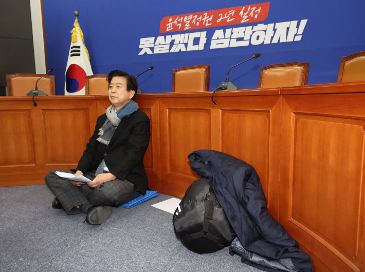 더불어민주당 노웅래 의원이 22일 국회 당 대표 회의실에서 농성을 벌이고 있다. 연합뉴스