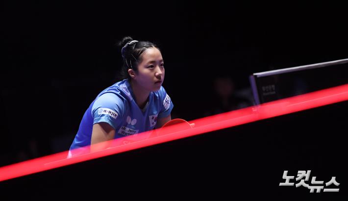 8강 경기 펼치는 신유빈