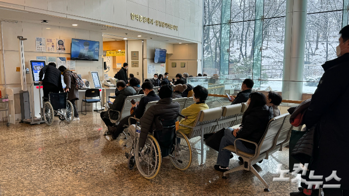 22일 서울 강남구 삼성서울병원 혈액종양내과에서 환자들이 진료를 기다리고 있다. 김수진 수습기자  