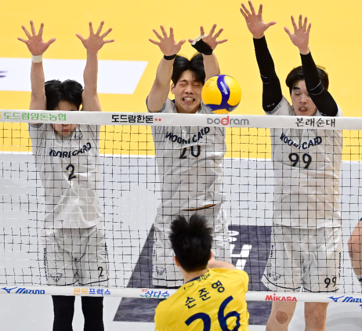 이상현(가운데) 블로킹. 한국배구연맹