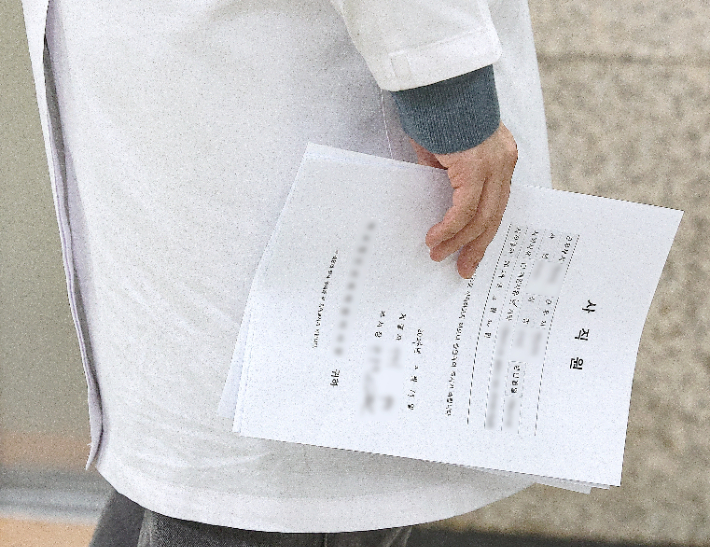 한 대학병원에서 전공의가 사직원을 들고 있다. 연합뉴스