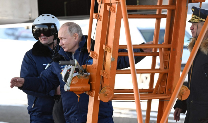 22일(현지시간) 블라디미르 푸틴 러시아 대통령이 러시아 타타르스탄공화국 카잔의 항공 공장 활주로에서 초음속 장거리 전략폭격기 투폴레프(Tu)-160M을 탑승하고 있다. 연합뉴스