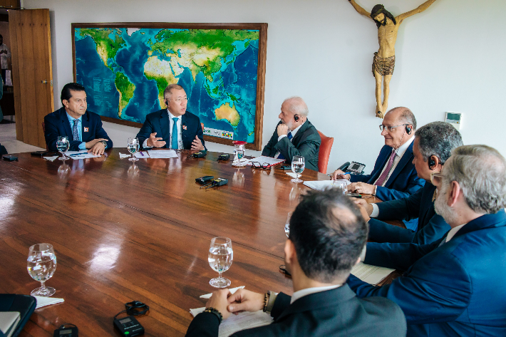 정의선 회장(사진 왼쪽에서 두번째)이 룰라 대통령 (왼쪽에서 세번째), 제랄도 알크민 부통령(왼쪽에서 네번째) 등 브라질 정부 관계자들과 면담하고 있다. 현대차그룹 제공