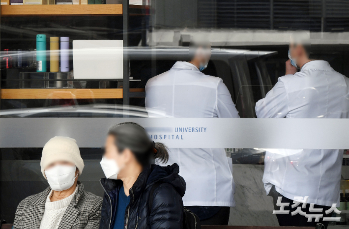 서울의 한 대학 병원 의사들이 모습. 황진환 기자