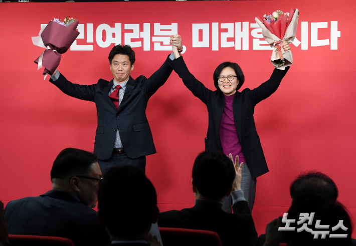 국민의미래 조혜정 당대표와 정우창 사무총장이 23일 서울 여의도 국민의힘 중앙당사에서 열린 국민의미래 중앙당 창당대회에서 기념촬영을 하고 있다. 윤창원 기자