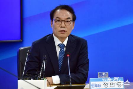 인사말하는 정한중 교수