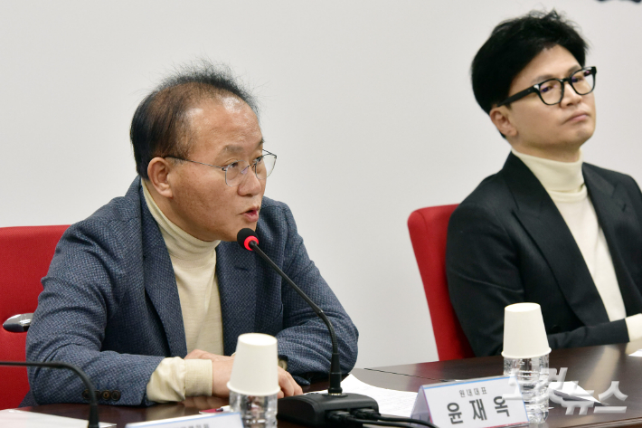 국민의힘 윤재옥 원내대표가 22일 서울 여의도 중앙당사에서 열린 비상대책위원회의에서 발언을 하고 있다. 윤창원 기자