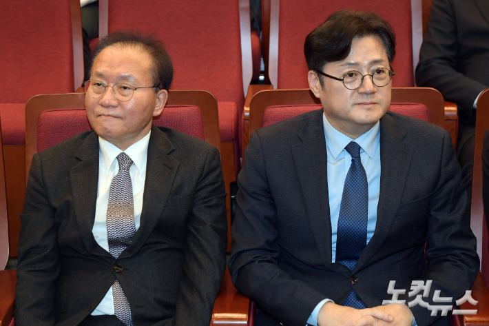 20일 서울 여의도 국회에서 열린 국회도서관 개관 72주년 기념행사에 국민의힘 윤재옥 원내대표와 더불어민주당 홍익표 원내대표가 참석하고 있다. 윤창원 기자