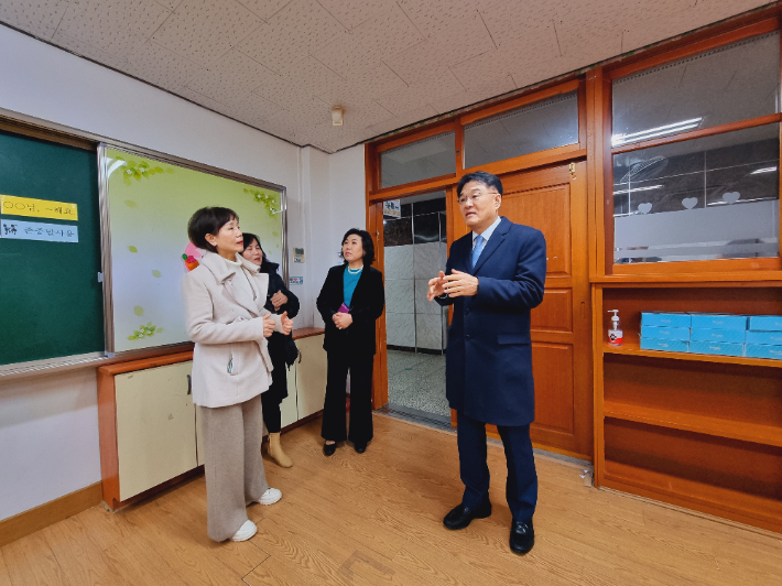 22일 불정초등학교를 둘러보고 있는 이경희 경기도교육청 1부교육감. 경기도교육청 제공
