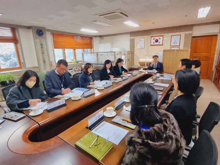 불정초등학교 교원들로부터 늘봄학교 운영에 대한 어려움을 듣고 있는 이경희 경기도교육청 1부교육감. 경기도교육청 제공