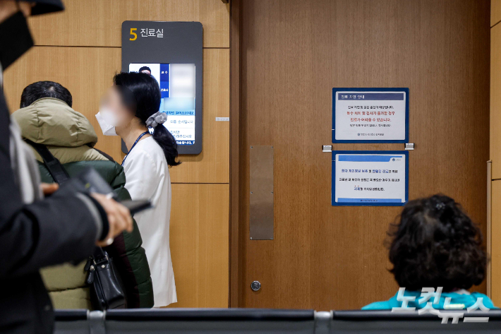주요 병원 전공의들의 사직 행렬이 나흘째 이어지고 있는 23일 서울 한 대형병원 외래 진료실에 진료 지연 안내문이 붙어 있다. 박종민 기자