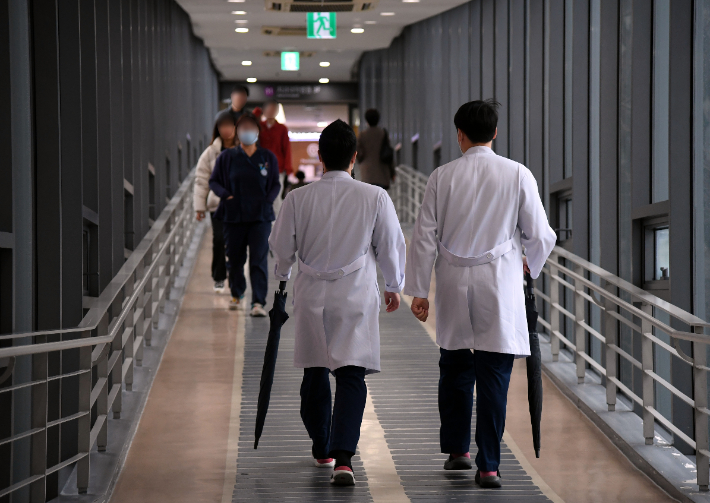 서울의 한 대학병원에서 의료진이 이동하고 있다. 황진환 기자