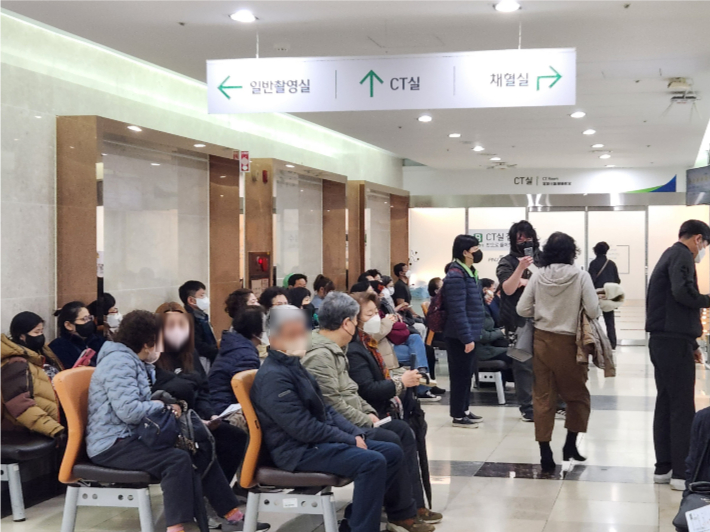 전공의가 집단 사직 후 병원을 이탈한 첫날인 20일 부산대병원 검사실 앞에 환자들로 붐비고 있다. 정혜린 기자