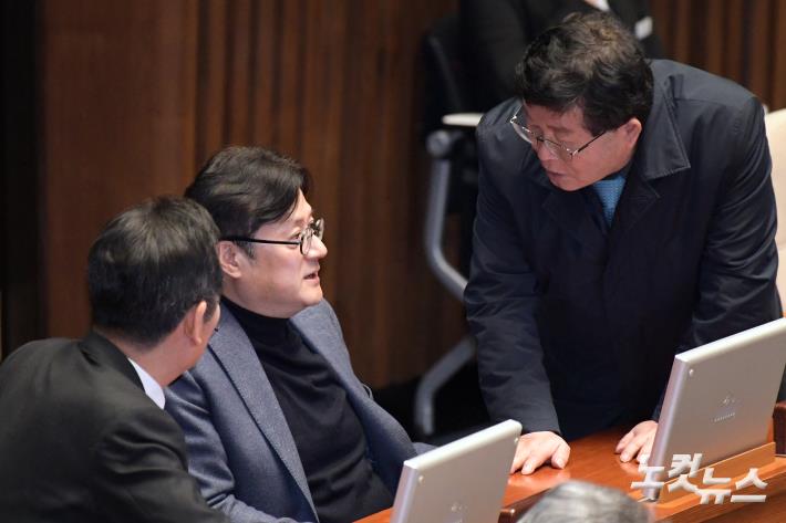 대화하는 홍익표 원내대표-설훈 의원