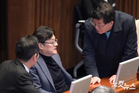 대화하는 홍익표 원내대표-설훈 의원