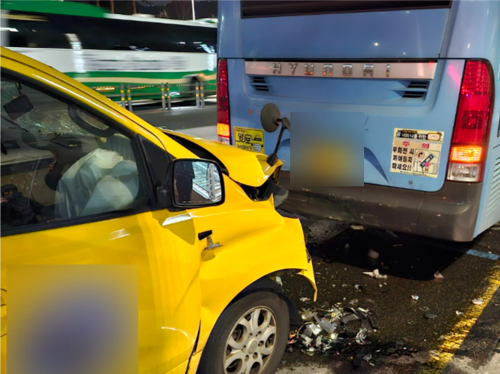 23일 오후 9시 15분쯤 부산 남구 대연동의 한 버스정류장에서 추돌사고가 발생했다. 부산소방재난본부 제공 