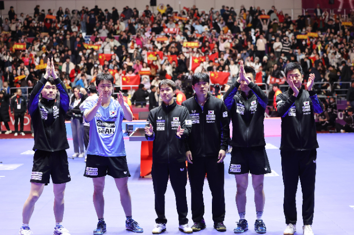 한국 탁구 남자 대표팀이 24일 중국과 명승부를 펼친 뒤 팬들의 환호에 인사하고 있다. 조직위